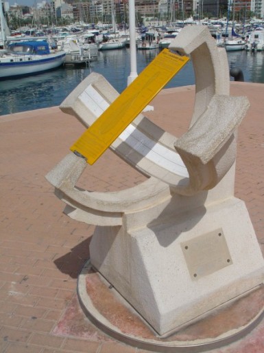 Medida del tiempo. Reloj y calendario solar. Puerto de Alicante.